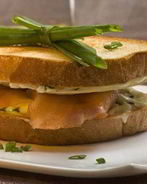 Сэндвич с красной рыбой и сыром Филадельфия