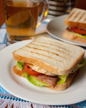 Сэндвич с курицей и беконом