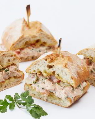 Сэндвич с тунцом, овощами и соусом чили