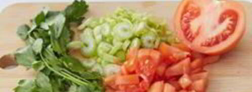 сэндвич с тунцом, овощами и соусом чили. Шаг 2