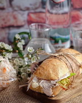 Сэндвич с запеченной свининой и квашеной капустой