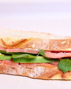 Сэндвич со слабосоленой семгой и авокадо