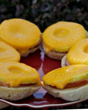 Сэндвичи с ананасом и ветчиной