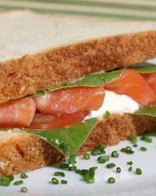 Сэндвичи с лососем, помидорами и рикоттой