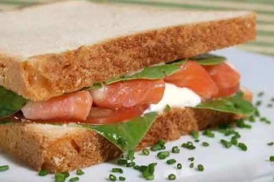 Рецепт сэндвичей с лососем, помидорами и рикоттой