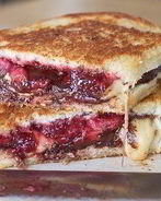 Сэндвичи с сыром бри, клубникой и шоколадом