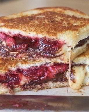 Сэндвичи с сыром бри, клубникой и шоколадом