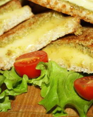 Сэндвичи с сыром и соусом песто