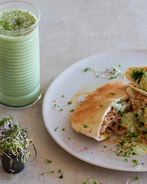 Сэндвичи в пите со свининой и йогуртовым соусом