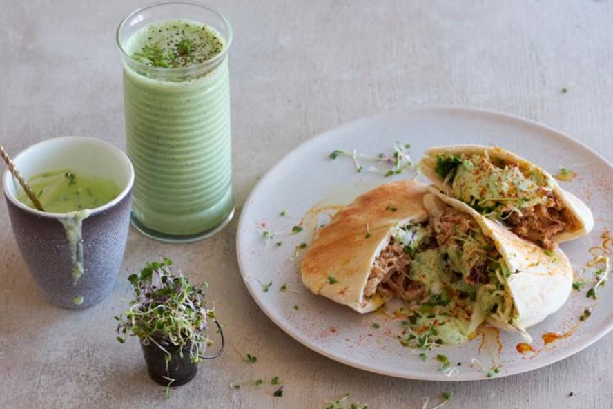 Рецепт сэндвичей в пите со свининой и йогуртовым соусом