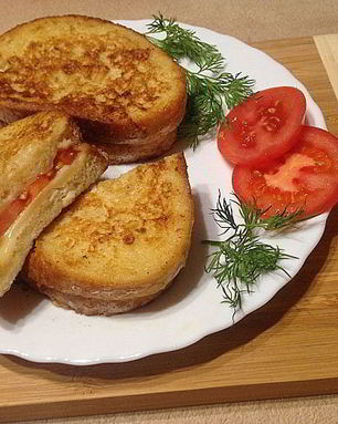 Теплый сэндвич с сыром и помидором