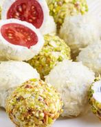 Сырные шарики с фисташками и виноградом