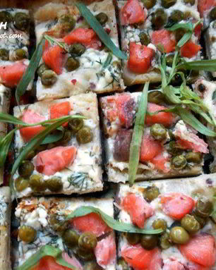 Слоеные тарталетки с копченым лососем, маскарпоне и горошком