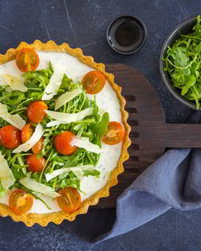 Тарталетка со сливочным сыром с помидорами, цуккини и рукколой