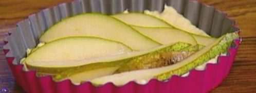 тарталетки из слоеного теста с грушей и голубым сыром. Шаг 5