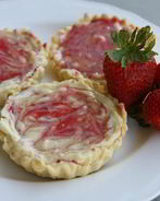 Тарталетки с белым шоколадом и клубникой