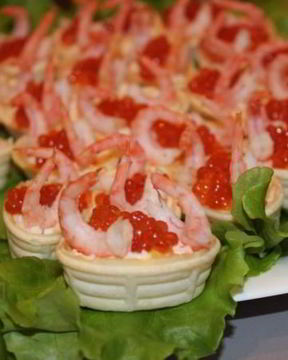 Тарталетки с икрой и креветками