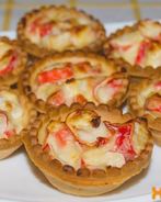 Тарталетки с крабовыми палочками и сыром