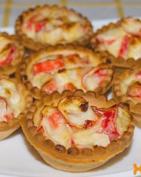 Тарталетки с крабовыми палочками и сыром