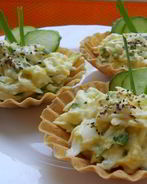 Тарталетки с курицей и огурцом