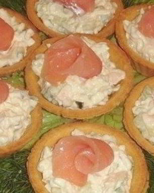 Тарталетки с огурцом и красной рыбой