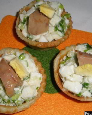 Тарталетки с печенью трески и яйцом, зеленым луком и укропом