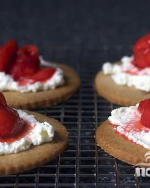 Тарталетки с рикоттой и клубникой