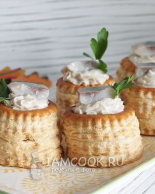 Тарталетки с сельдью и творогом