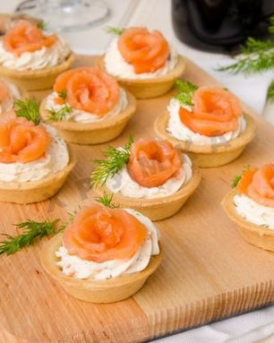 Тарталетки с семгой и сыром