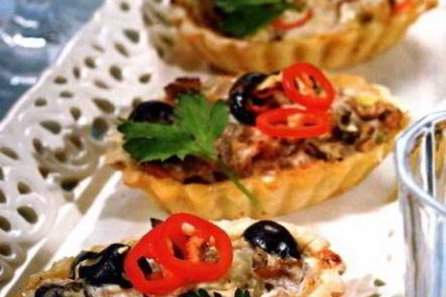 Рецепт тарталеток с тунцом, сыром и маслинами