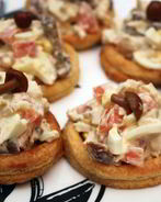 Творожные тарталетки с куриным салатом