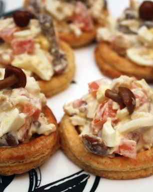 Творожные тарталетки с куриным салатом