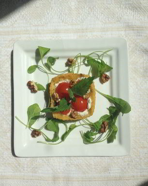 Закусочные тарталетки из поленты с козьим сыром и помидорками черри