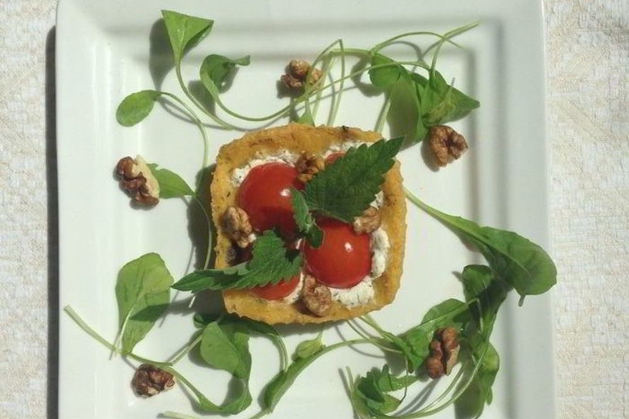 Рецепт закусочных тарталеток из поленты с козьим сыром и помидорками черри