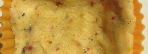 закусочные тарталетки из поленты с козьим сыром и помидорками черри. Шаг 4