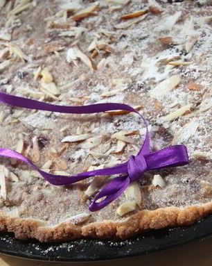 Миндальный тарт с черной смородиной