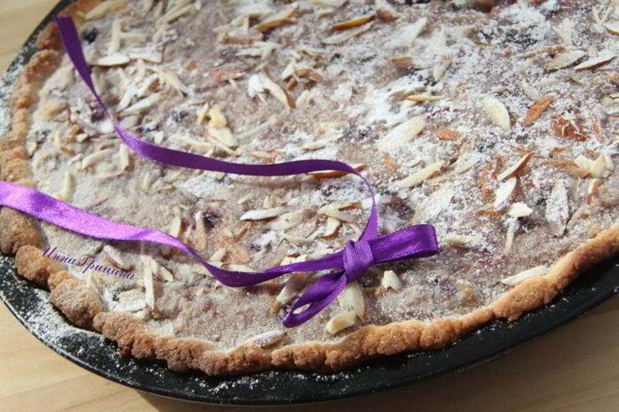 Рецепт миндального тарта с черной смородиной