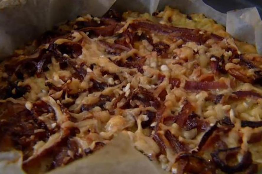 Рецепт рисового тарта с карамелизированным луком, сыром и грецкими орехами