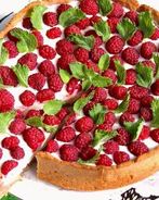 Шоколадно-творожный тарт-суфле с малиной