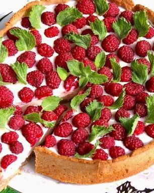 Шоколадно-творожный тарт-суфле с малиной