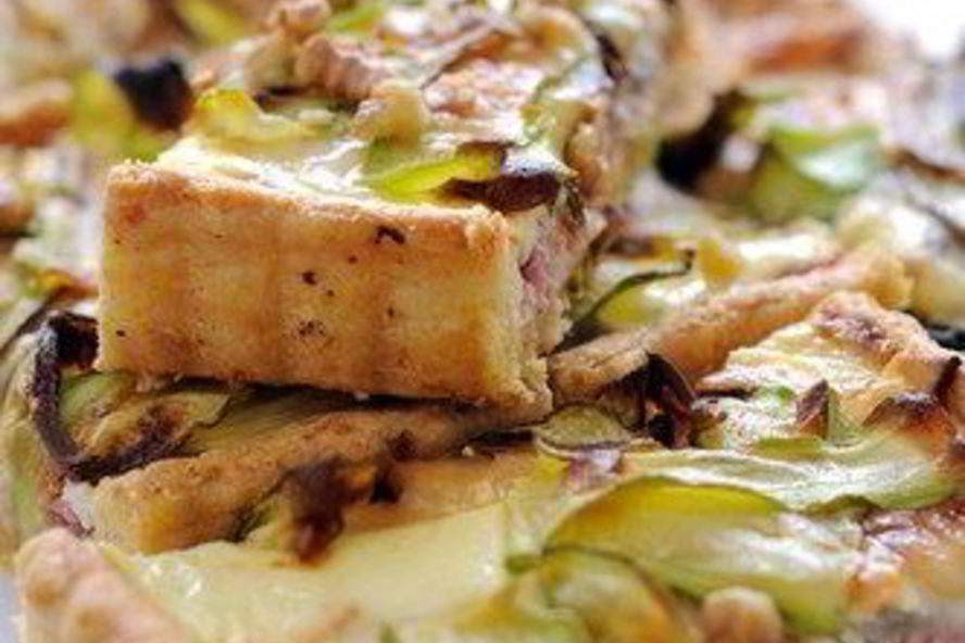 Рецепт тарта из цукини, прошутто и сыра таледжио с тестом из поленты