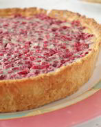 Тарт с белым шоколадом и брусникой