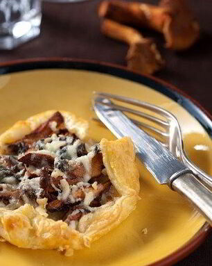 Тарт с белыми грибами, беконом и сливочным соусом из козьего сыра