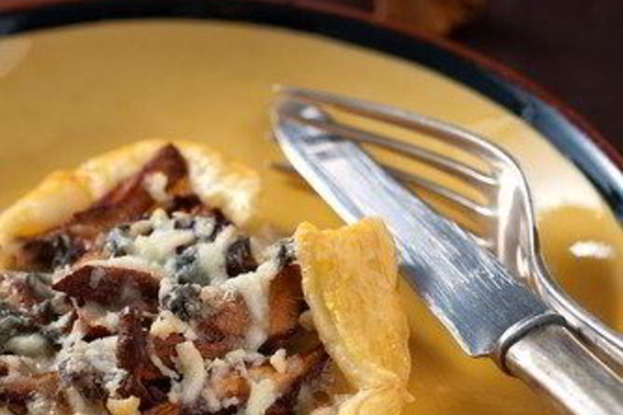 Рецепт тарта с белыми грибами, беконом и сливочным соусом из козьего сыра