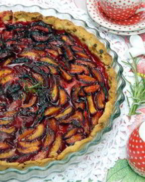 Тарт с черными абрикосами и розмариновым сахаром