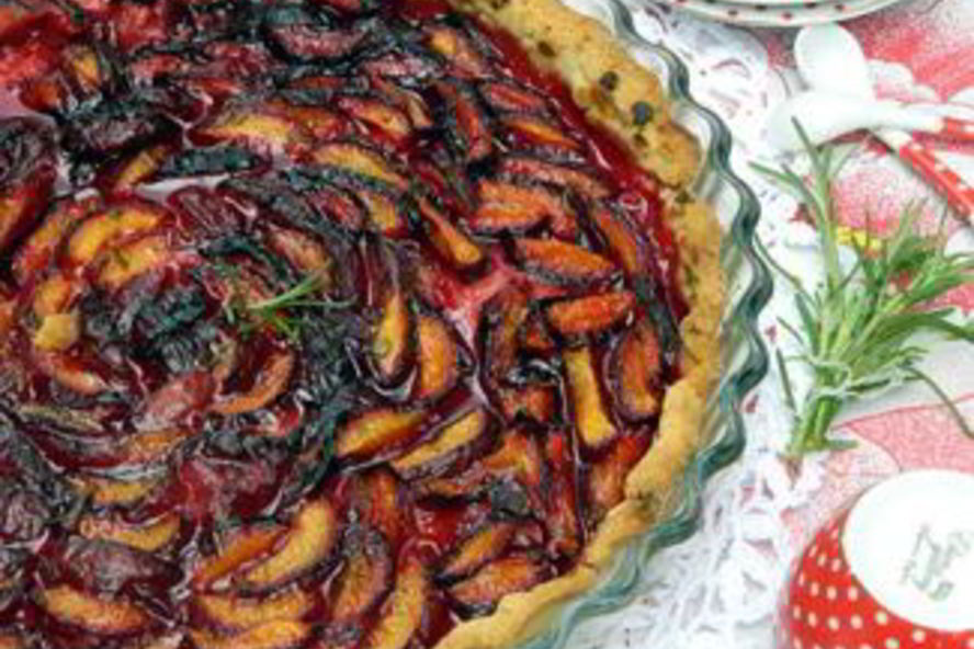 Рецепт тарта с черными абрикосами и розмариновым сахаром