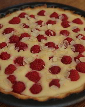 Тарт с малиной и миндалем