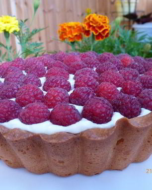 Тарт с малиной, заварным кремом и шоколадной прослойкой