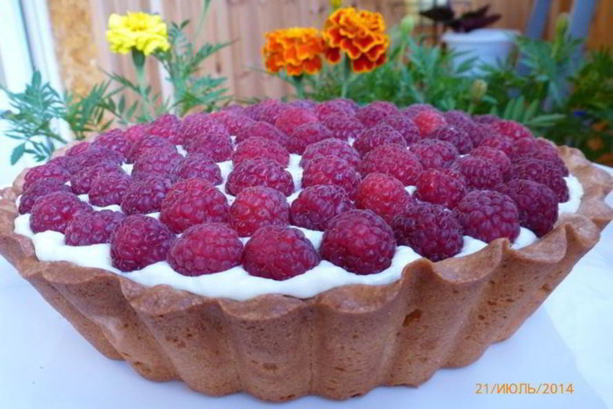 Рецепт тарта с малиной, заварным кремом и шоколадной прослойкой