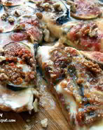 Тарт с маскарпоне, инжиром и медовым соусом